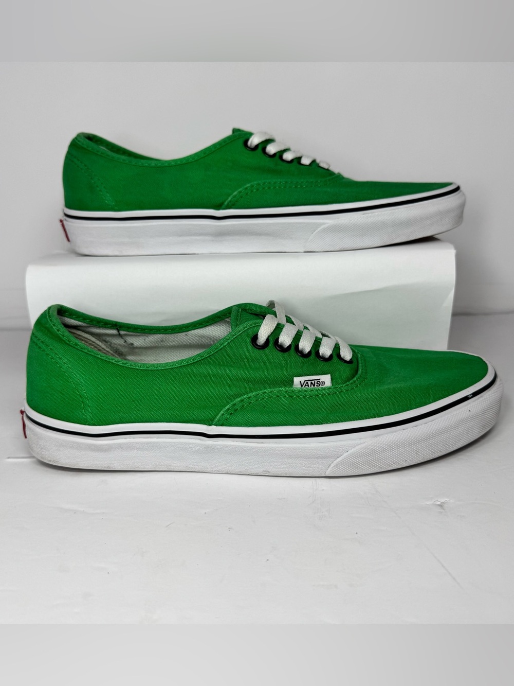 Vans Low Top Canvas Sneakers in Green and White mens size 9.5 woman’s 11